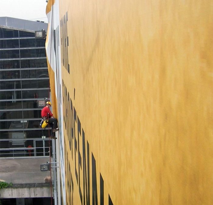Événementiel dans le Nord – Pose d’une bâche publicitaire en hauteur sur cordes à Lille