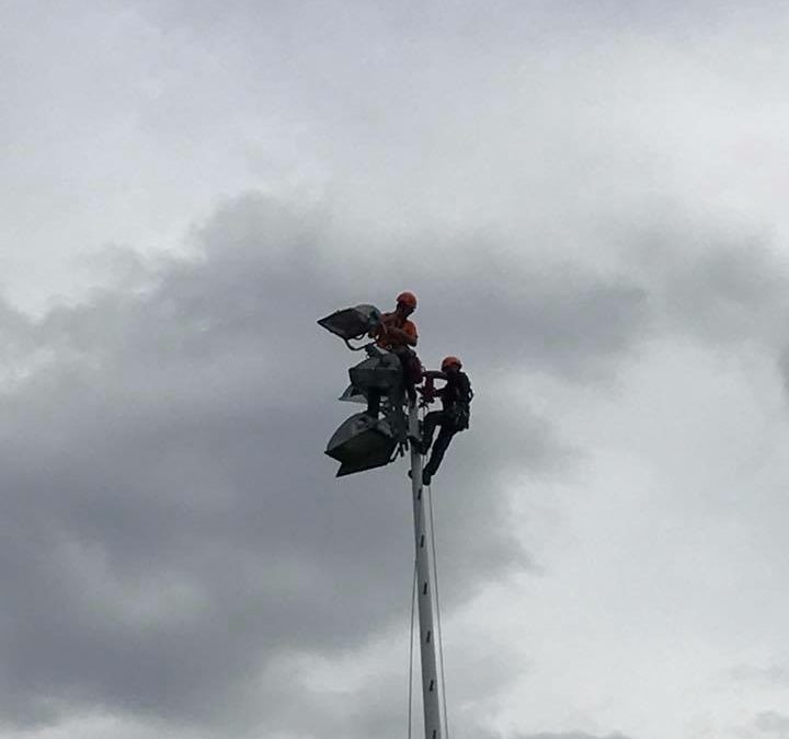 Mise en lumière d’un terrain de sport – Remplacement de projecteurs dans le Nord