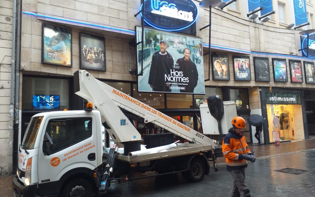 Pose affiche publicitaire Nord